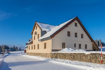 EA Apartmány Na Filipce - budova hotelu v zimě